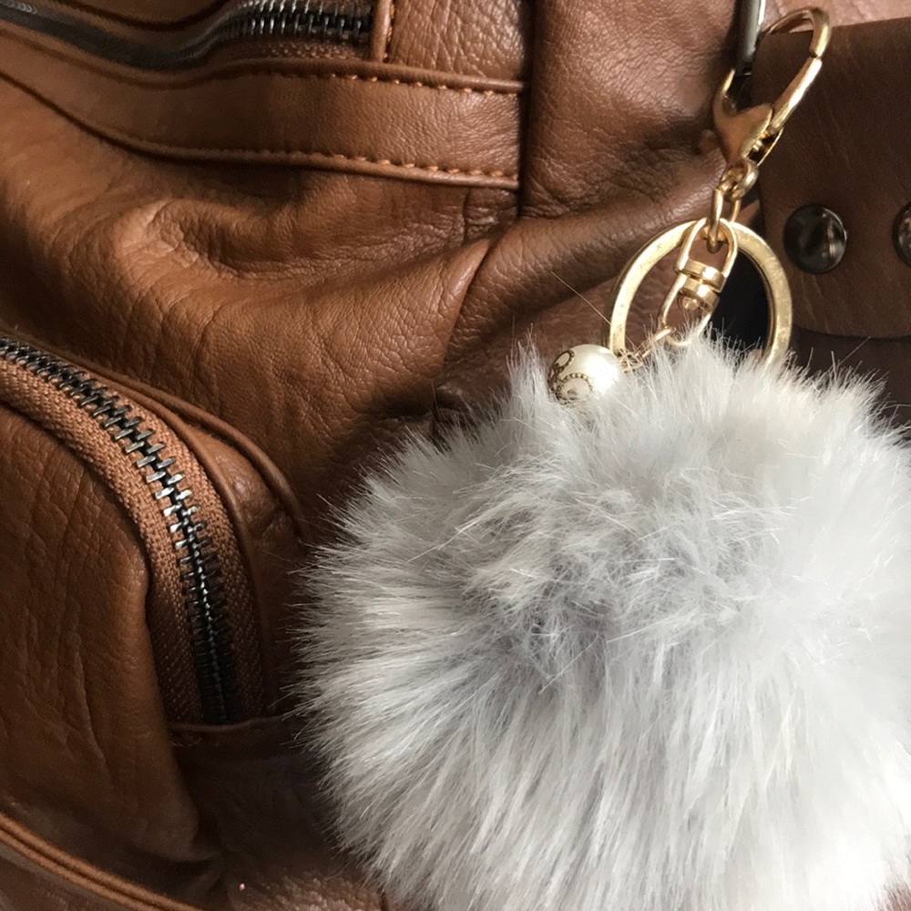 Gray Fluff ball keychain - Picture 2 of 2
